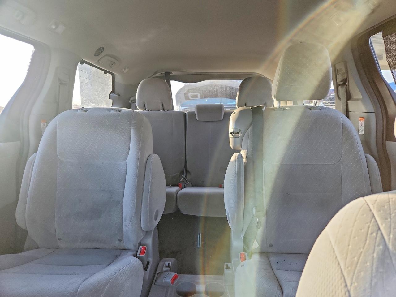 2017 TOYOTA SIENNA LE photo 10