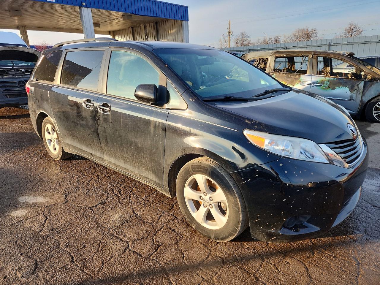 2017 TOYOTA SIENNA LE photo 4