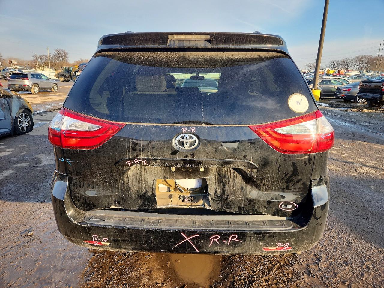 2017 TOYOTA SIENNA LE photo 6