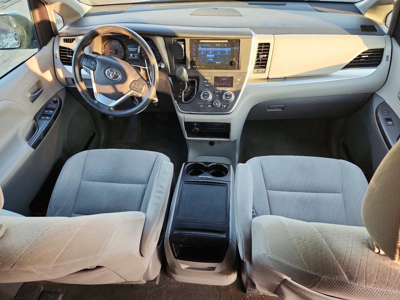 2017 TOYOTA SIENNA LE photo 8