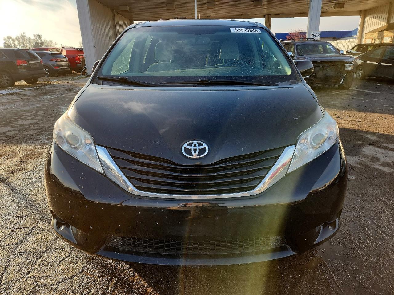 2017 TOYOTA SIENNA LE photo 5