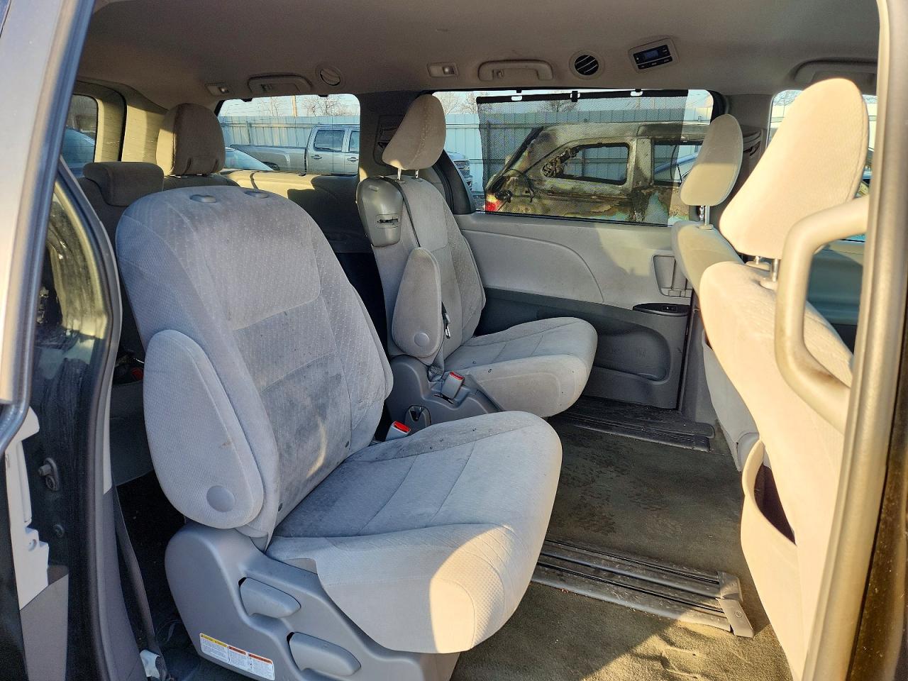 2017 TOYOTA SIENNA LE photo 11