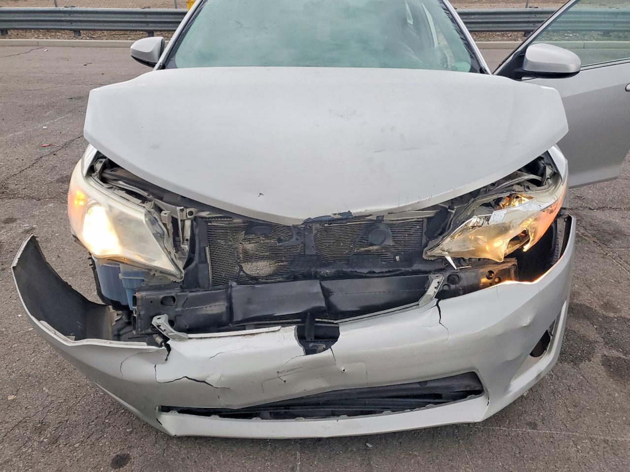 2014 TOYOTA CAMRY photo 11