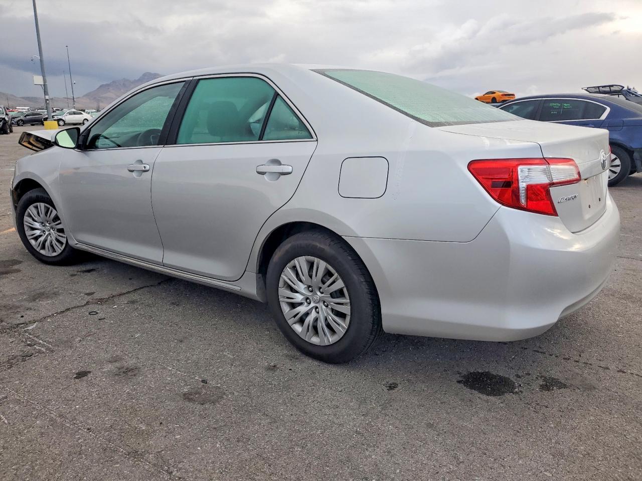 2014 TOYOTA CAMRY photo 2