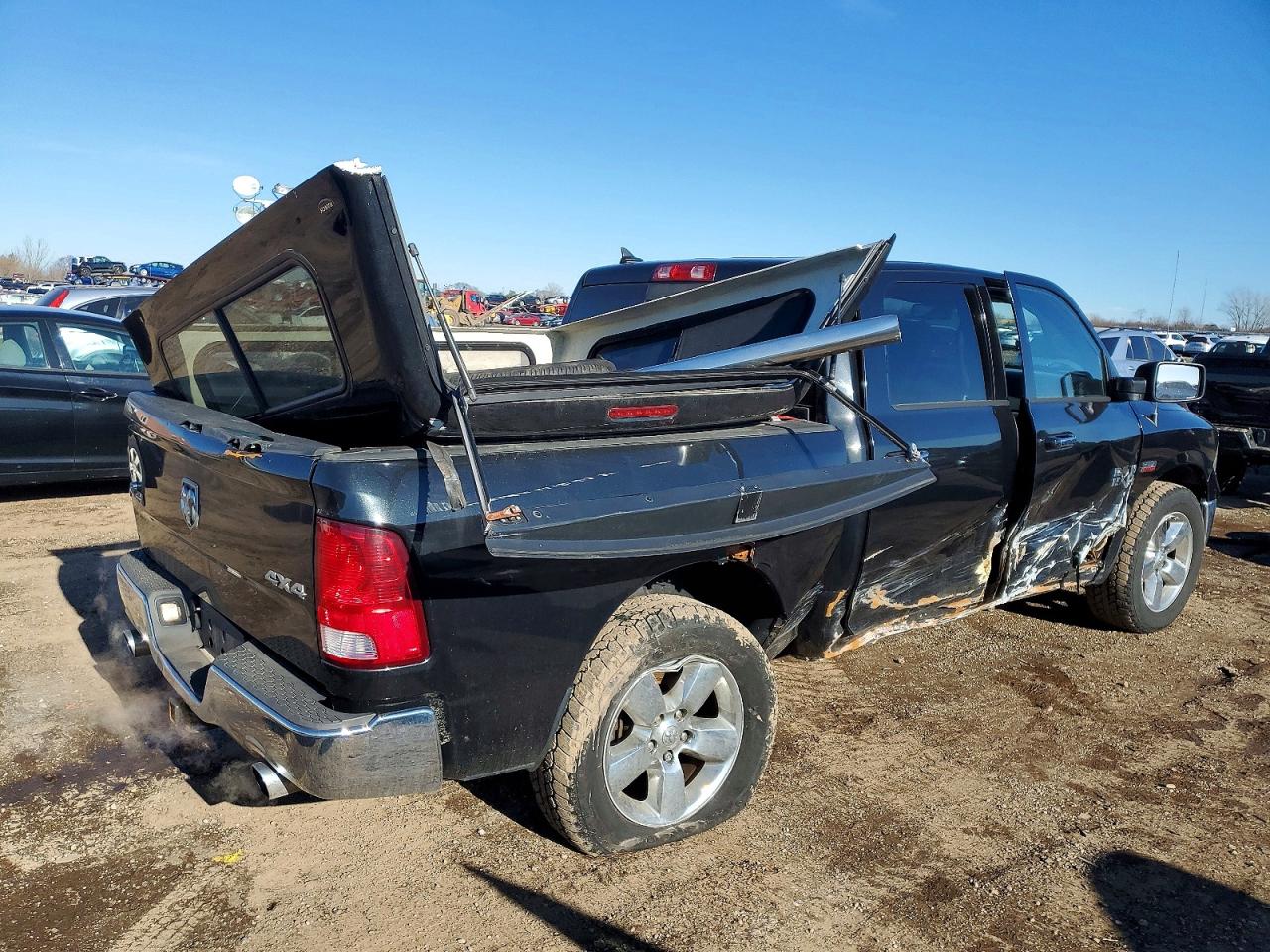 2015 RAM 1500 SLT photo 3