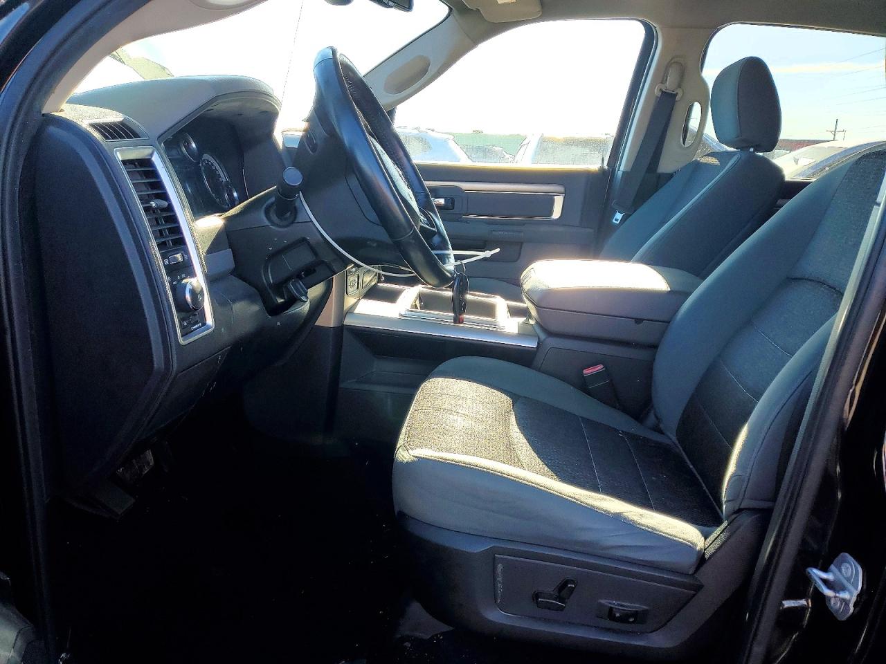 2015 RAM 1500 SLT photo 7
