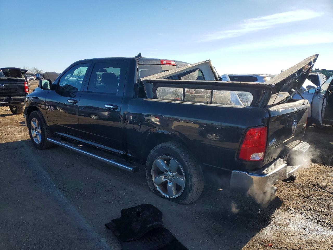2015 RAM 1500 SLT photo 2