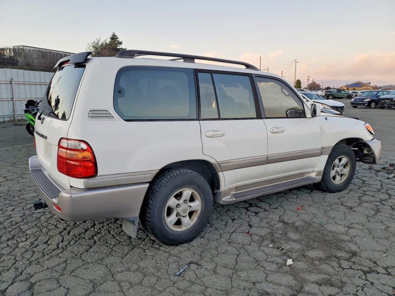 2000 TOYOTA LAND CRUISER photo 3