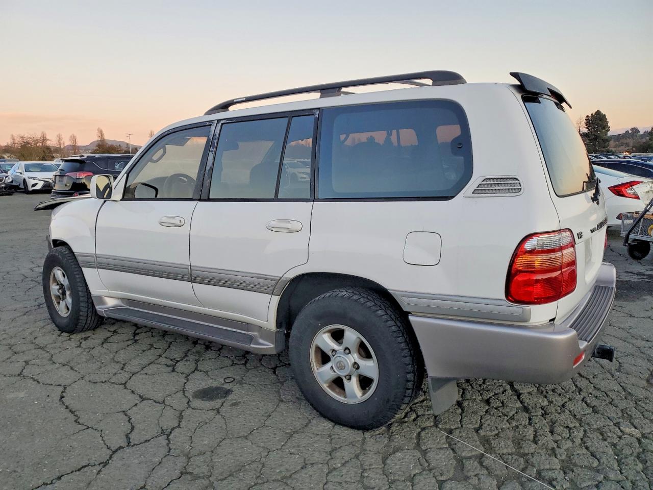 2000 TOYOTA LAND CRUISER photo 2
