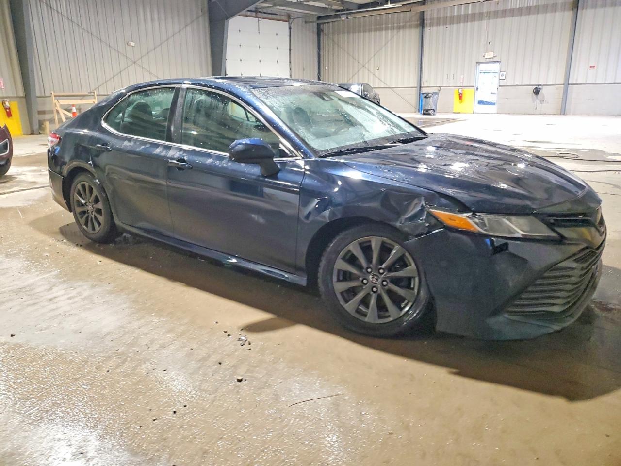 2018 TOYOTA CAMRY LE photo 4
