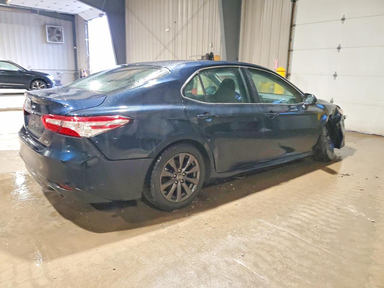 2018 TOYOTA CAMRY LE photo 3