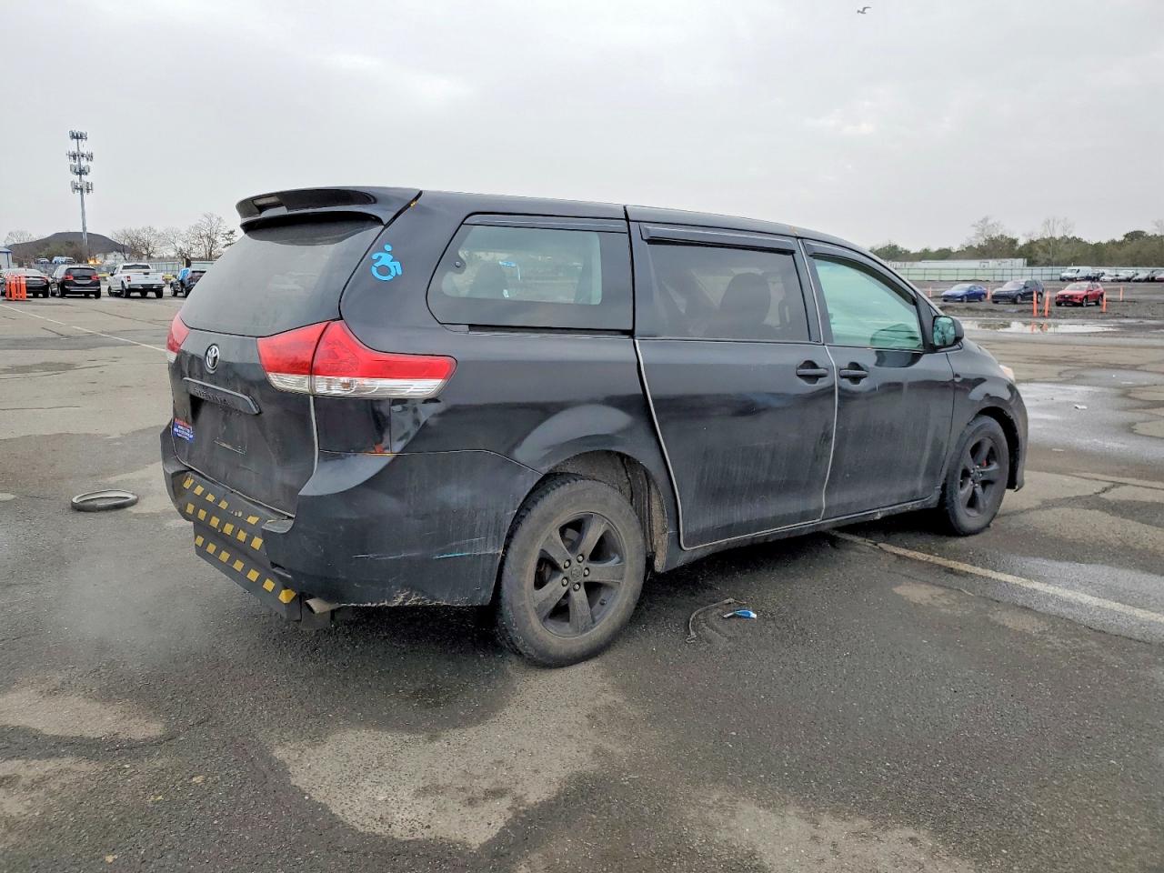 2014 TOYOTA SIENNA photo 3