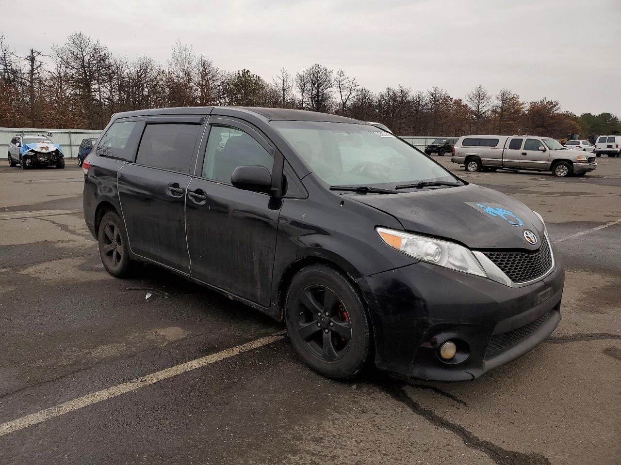 2014 TOYOTA SIENNA photo 4