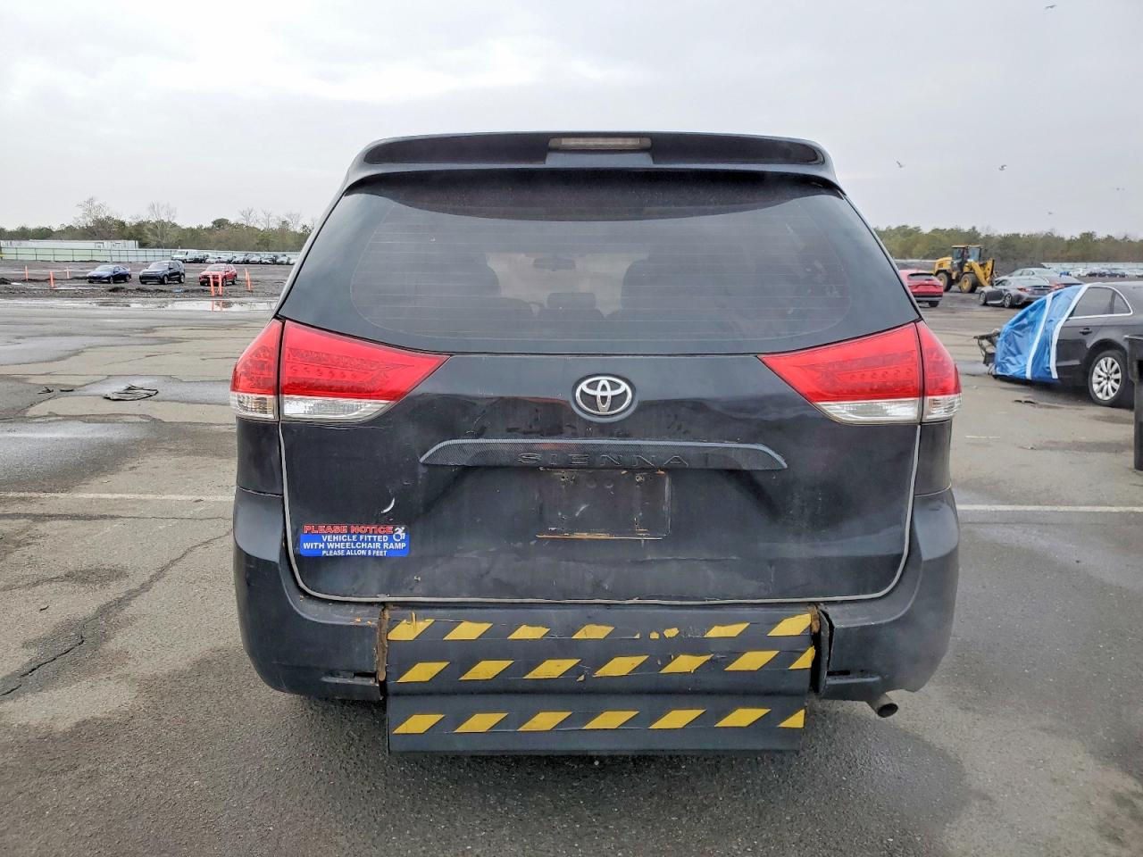2014 TOYOTA SIENNA photo 6