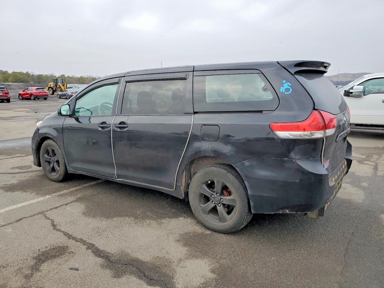 2014 TOYOTA SIENNA photo 2