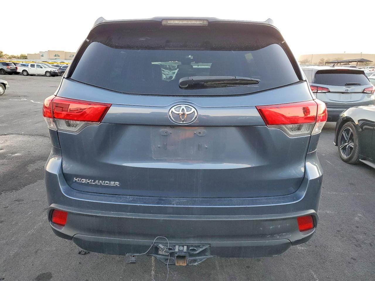 2018 TOYOTA HIGHLANDER LE photo 6