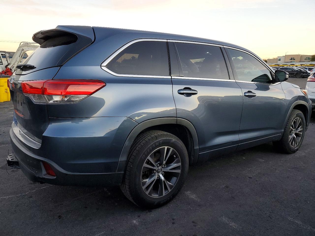 2018 TOYOTA HIGHLANDER LE photo 3