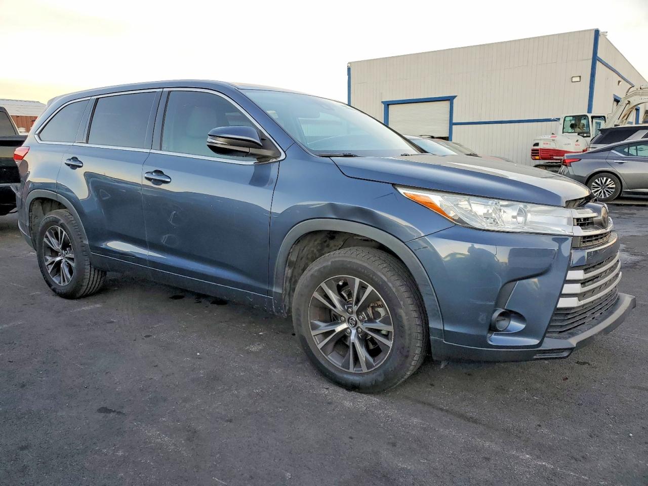 2018 TOYOTA HIGHLANDER LE photo 4