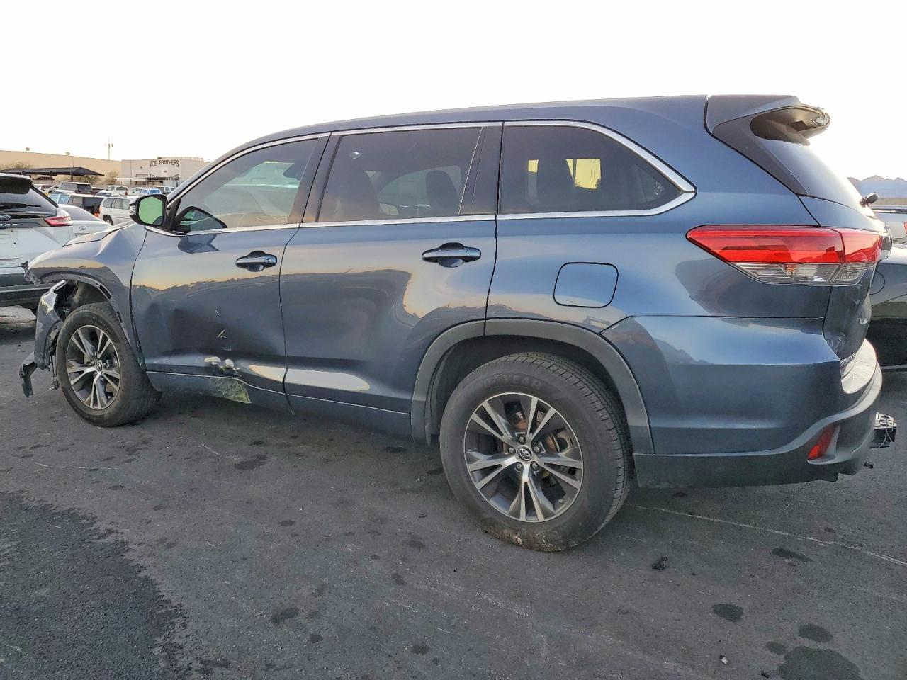 2018 TOYOTA HIGHLANDER LE photo 2