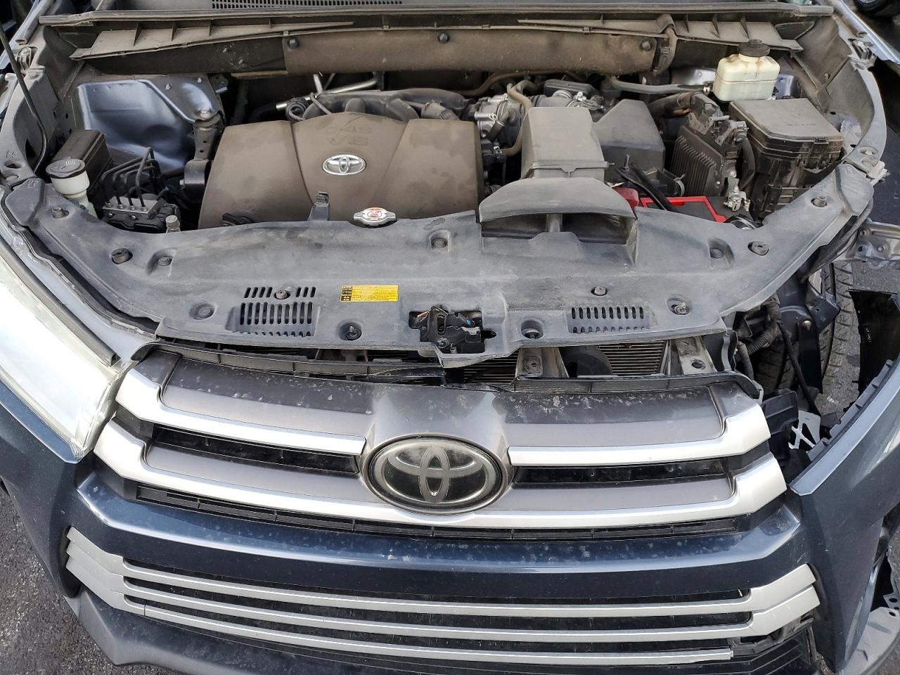 2018 TOYOTA HIGHLANDER LE photo 12