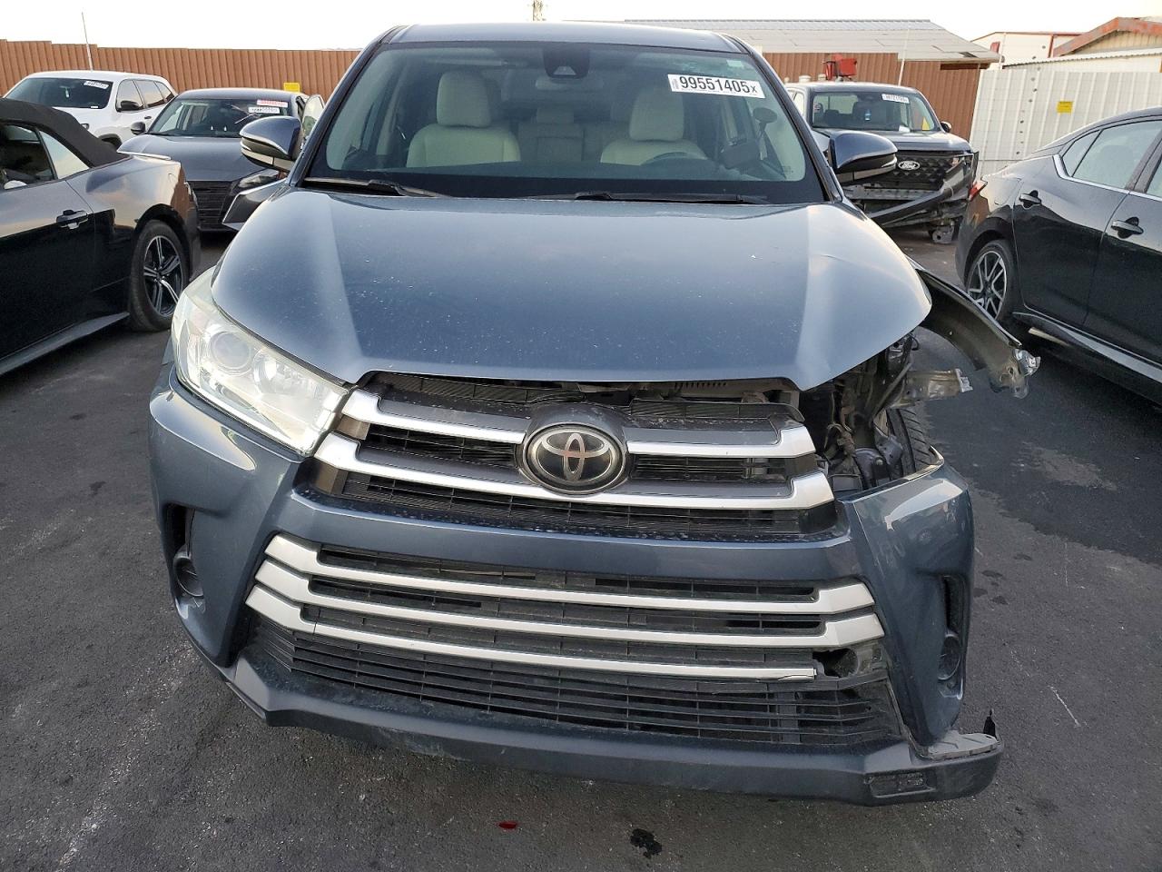 2018 TOYOTA HIGHLANDER LE photo 5