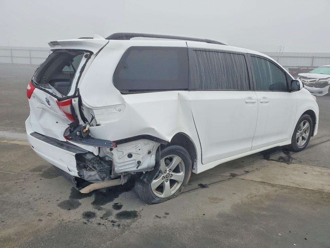 2020 TOYOTA SIENNA LE photo 5