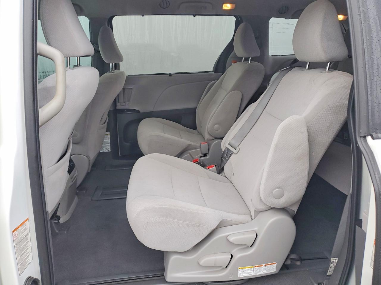2020 TOYOTA SIENNA LE photo 21