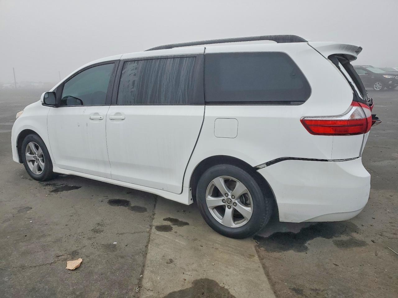2020 TOYOTA SIENNA LE photo 3