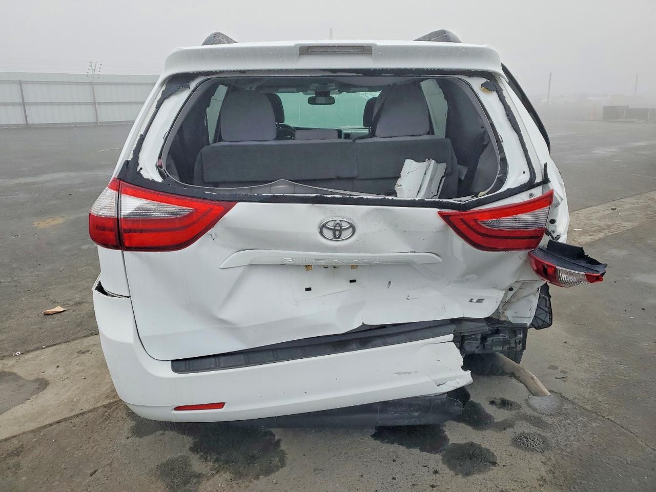 2020 TOYOTA SIENNA LE photo 11