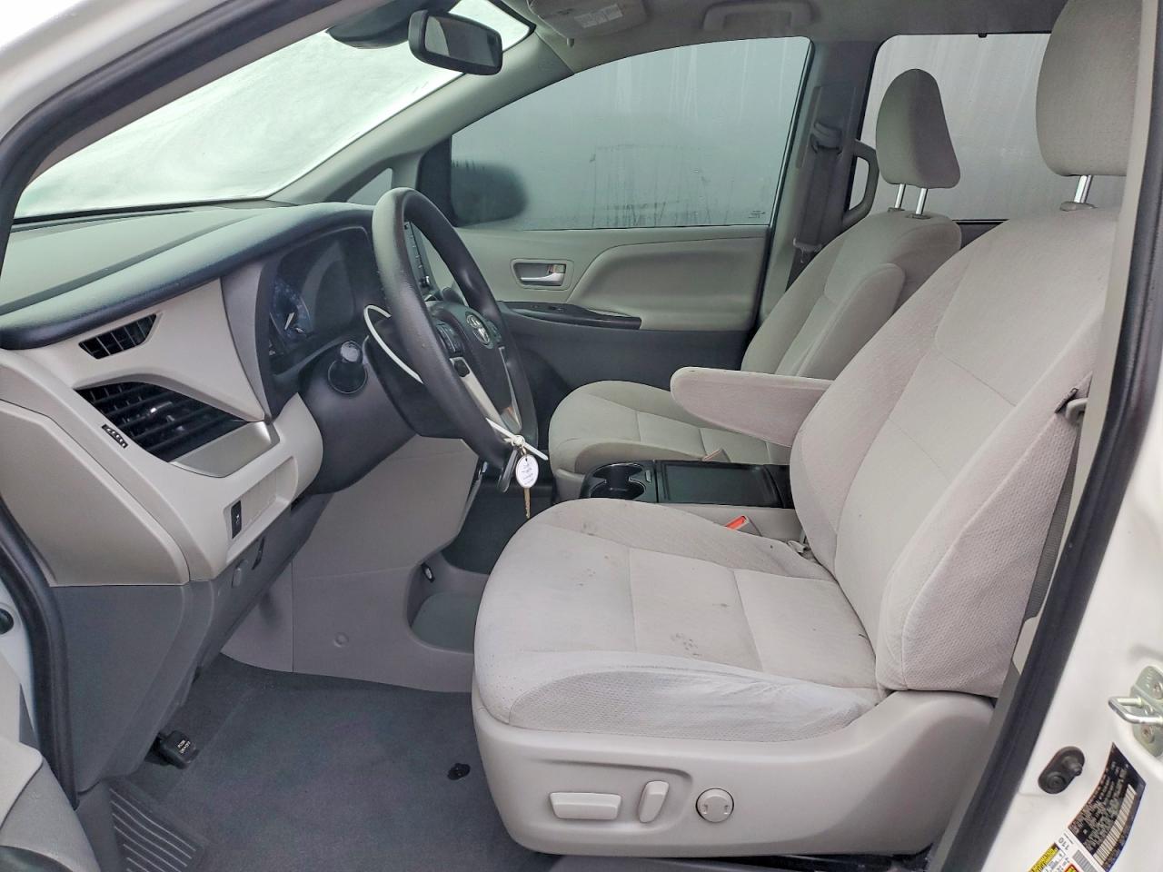 2020 TOYOTA SIENNA LE photo 13