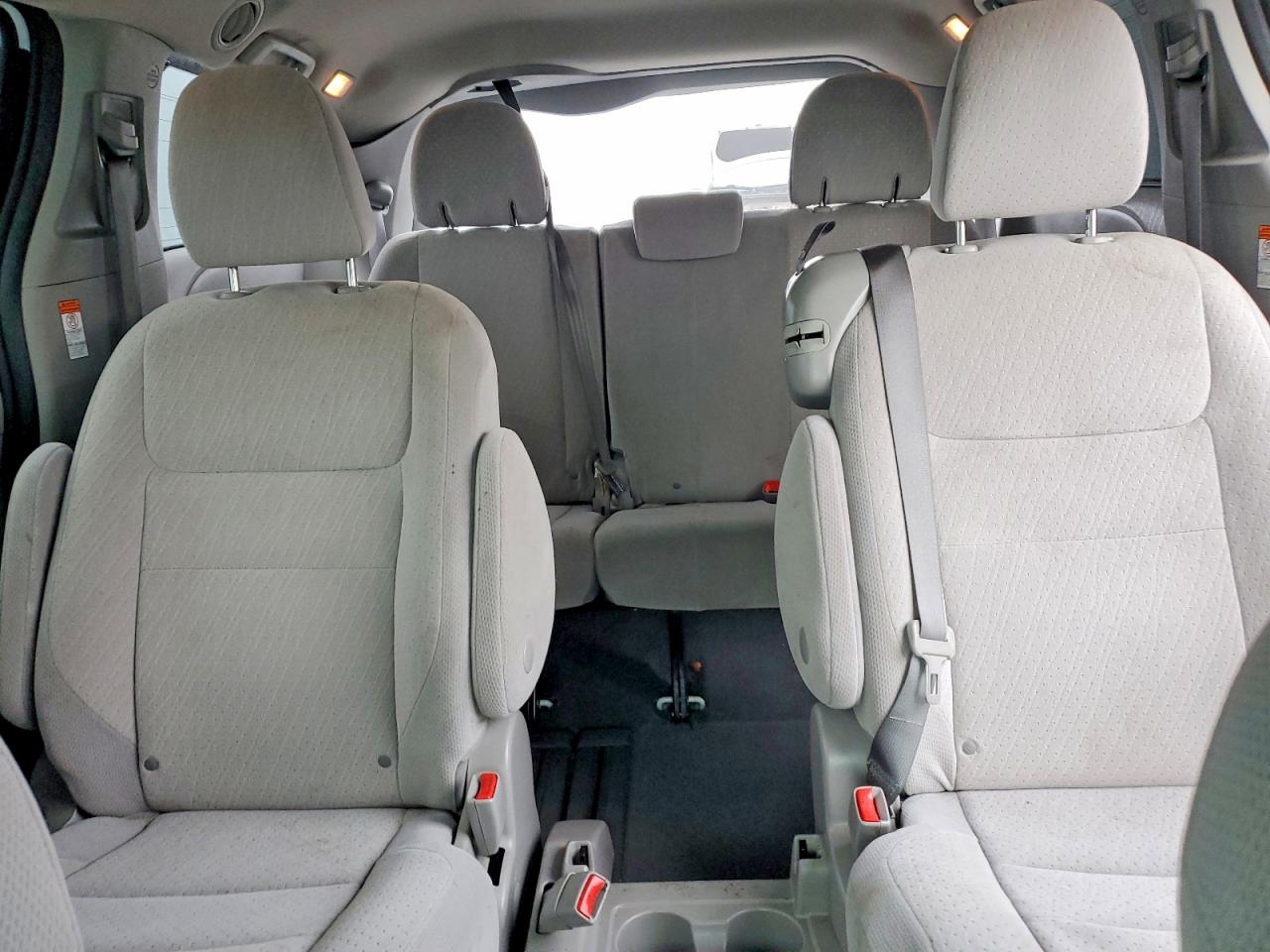 2020 TOYOTA SIENNA LE photo 19