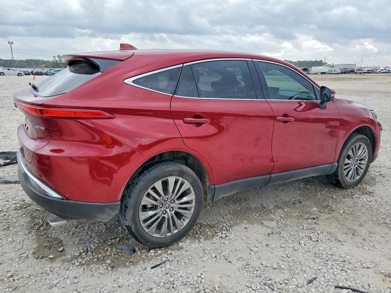 2024 TOYOTA VENZA LE photo 3