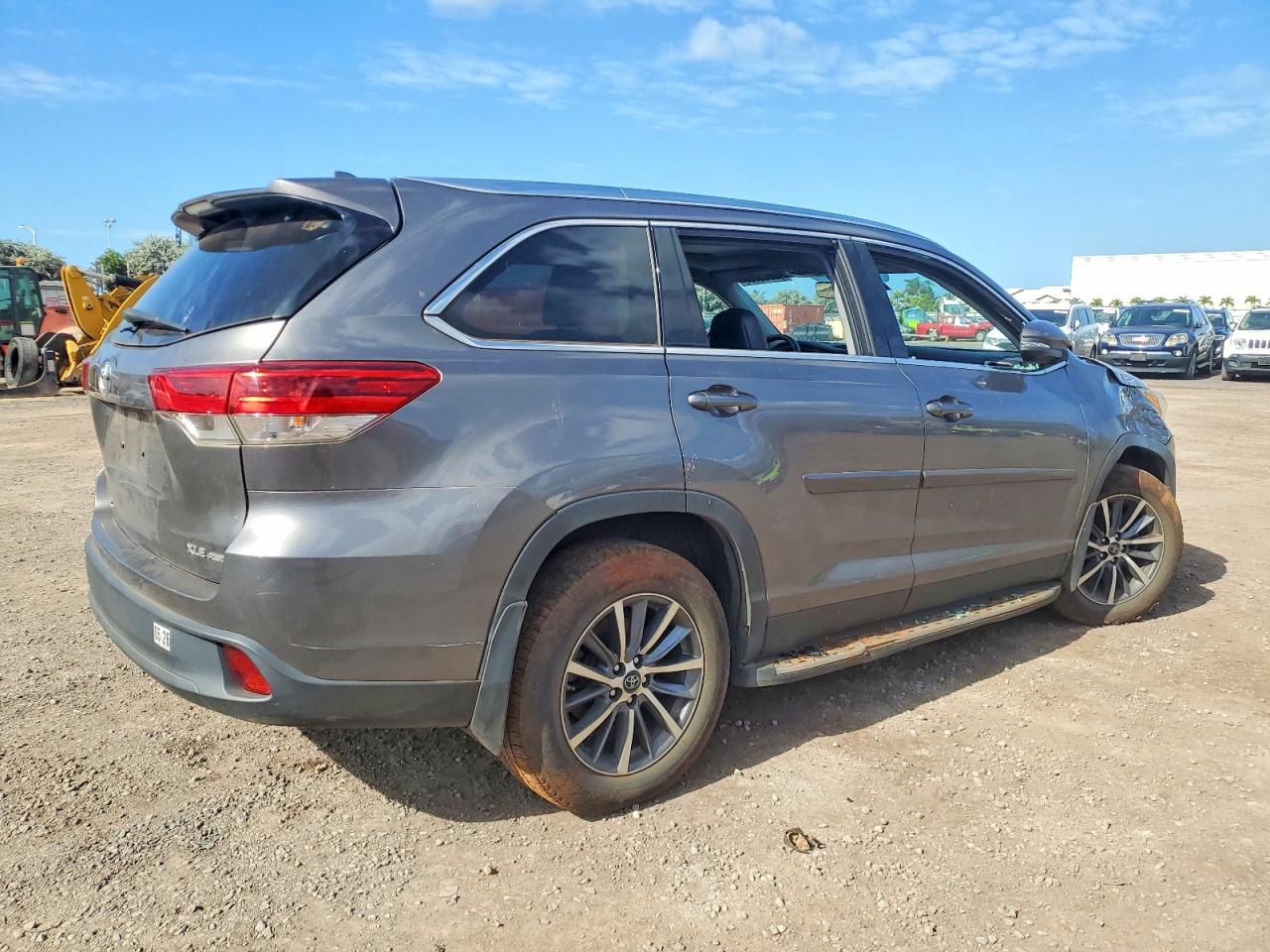 2019 TOYOTA HIGHLANDER SE photo 3