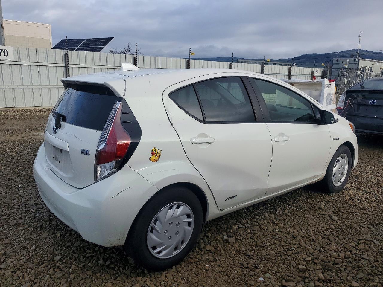 2015 TOYOTA PRIUS C photo 3