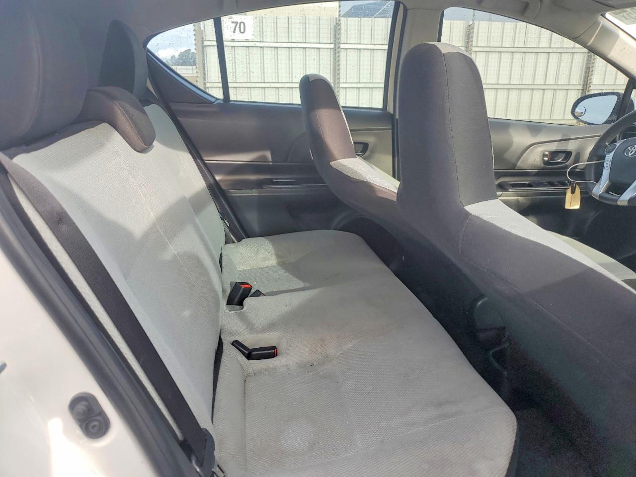 2015 TOYOTA PRIUS C photo 10