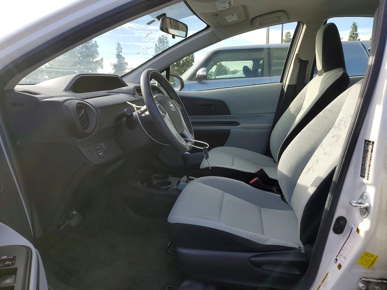 2014 TOYOTA PRIUS C photo 7