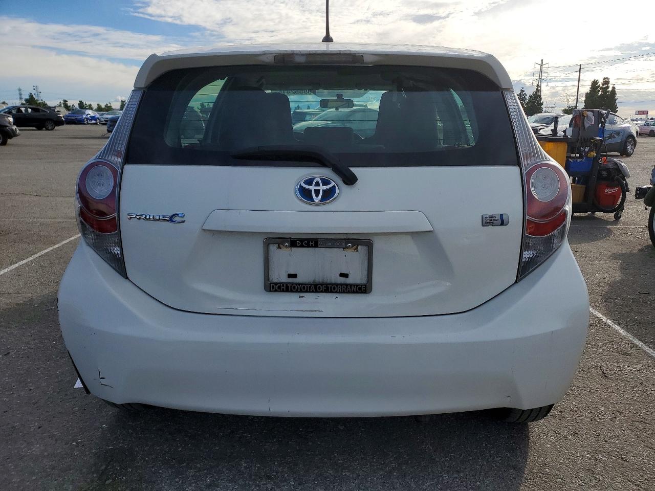 2014 TOYOTA PRIUS C photo 6