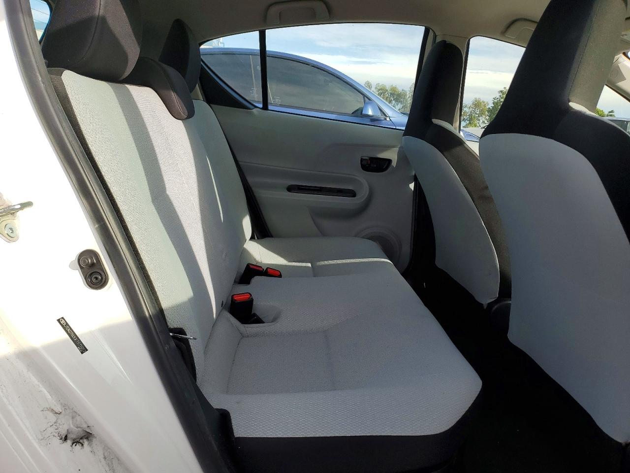 2014 TOYOTA PRIUS C photo 10