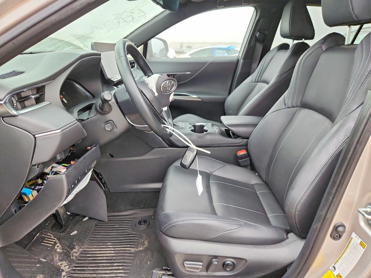 2024 TOYOTA VENZA LE photo 7