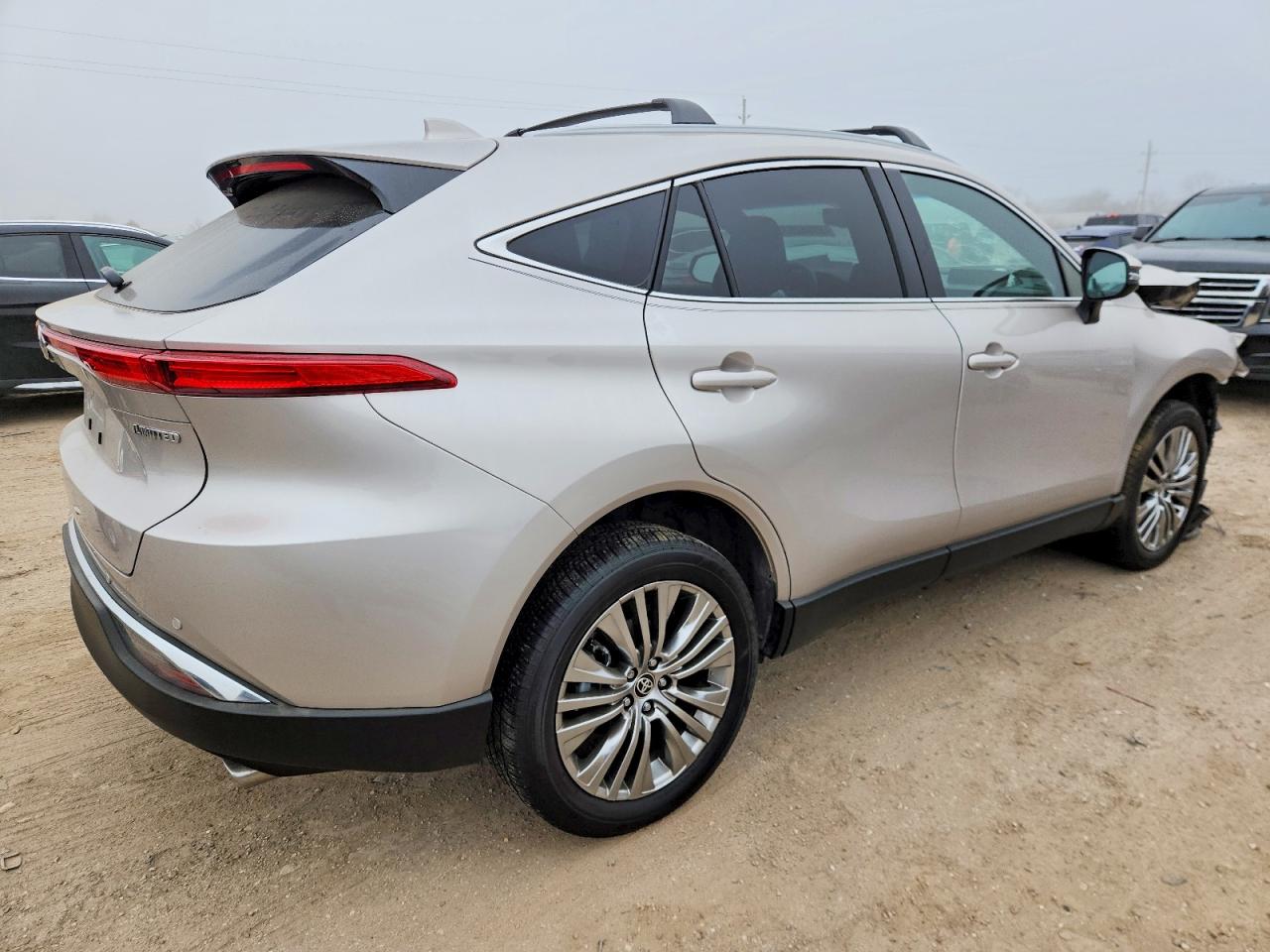 2024 TOYOTA VENZA LE photo 3