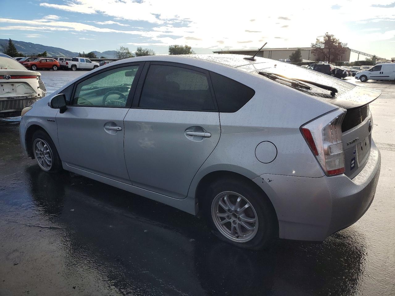 2010 TOYOTA PRIUS photo 2