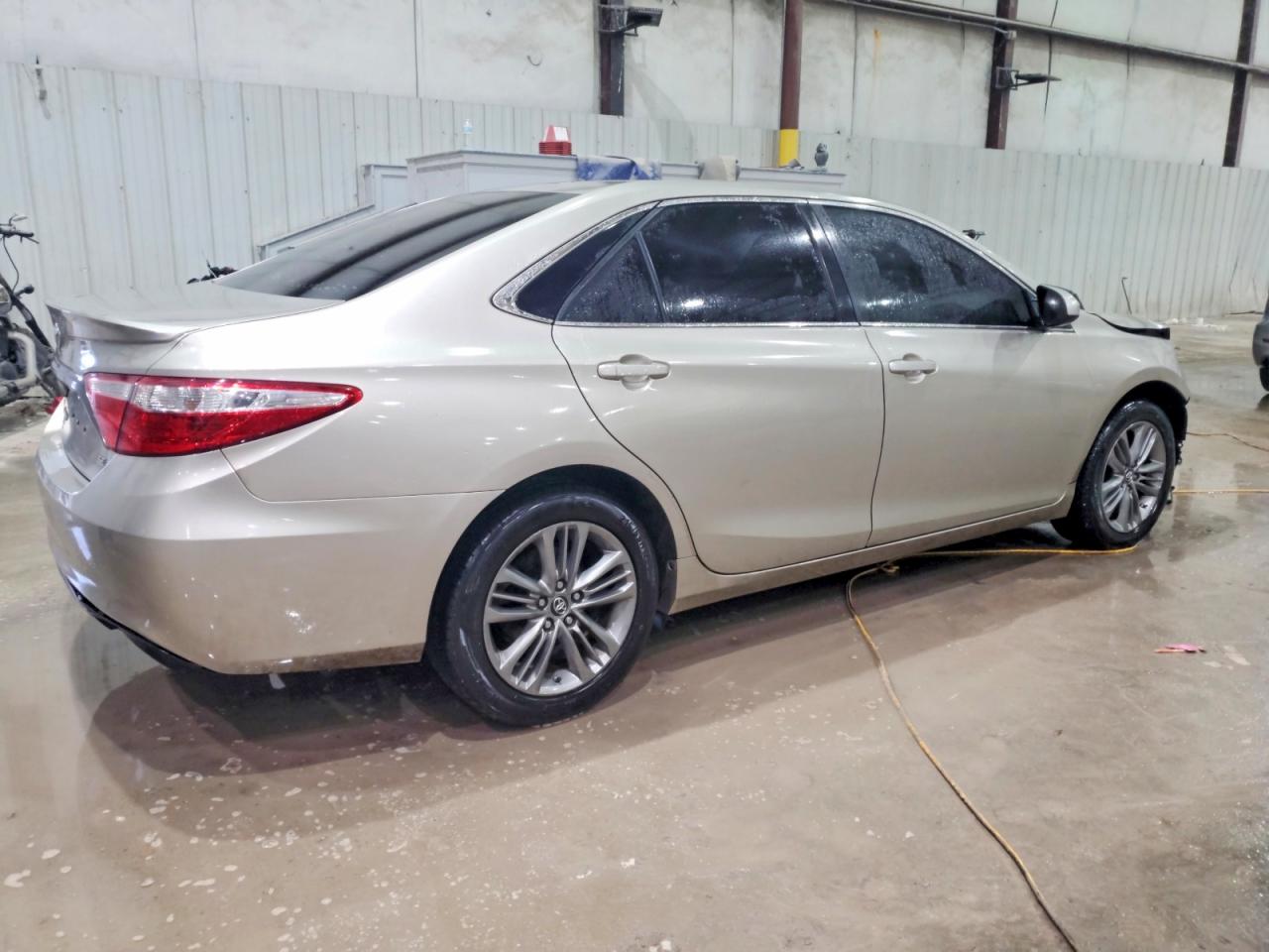 2016 TOYOTA CAMRY LE photo 3