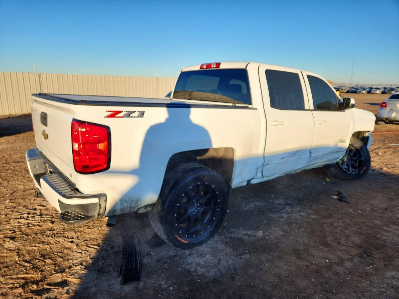 2018 CHEVROLET SILVERADO K1500 LT photo 3
