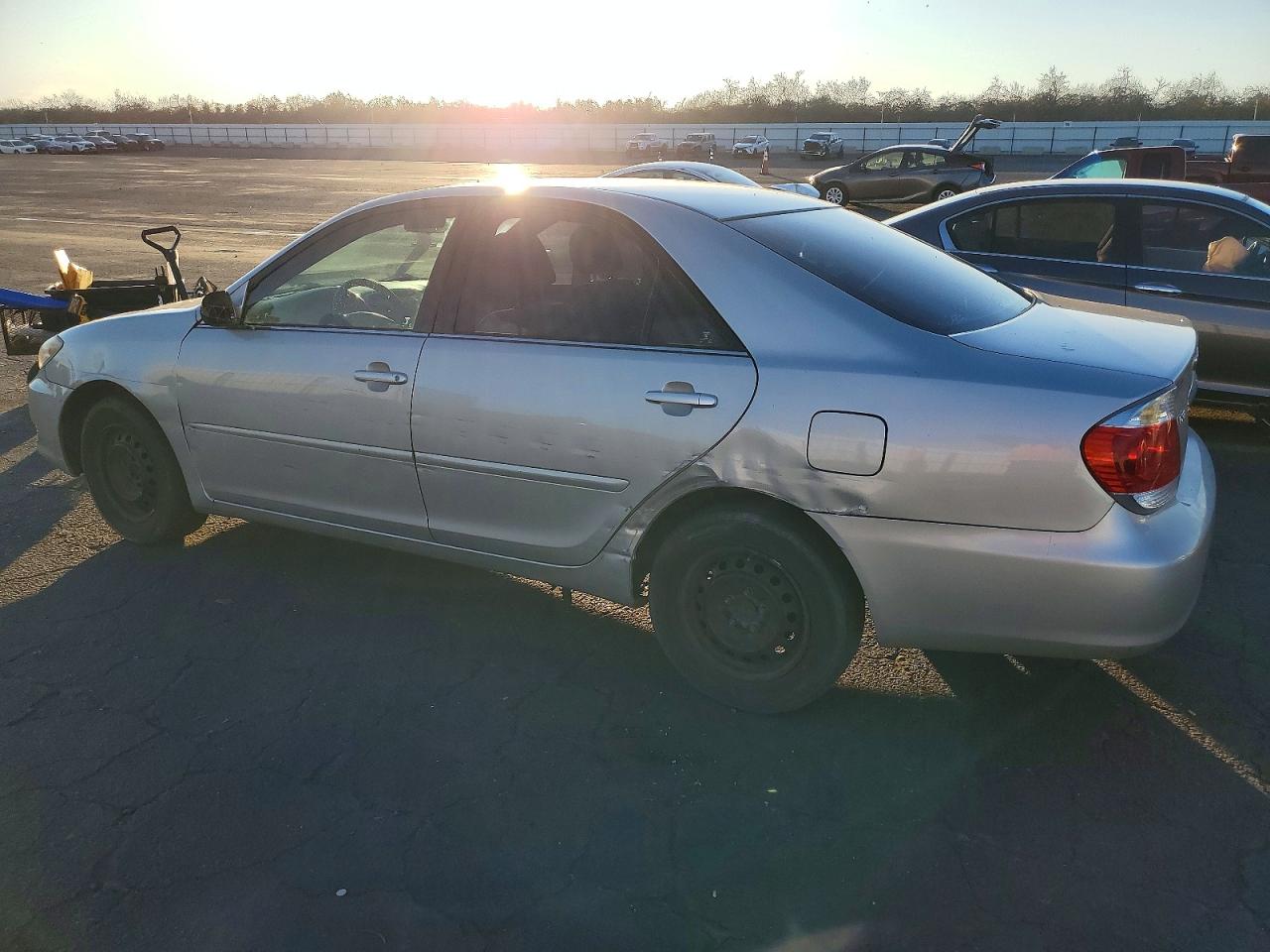 2005 TOYOTA CAMRY LE photo 2