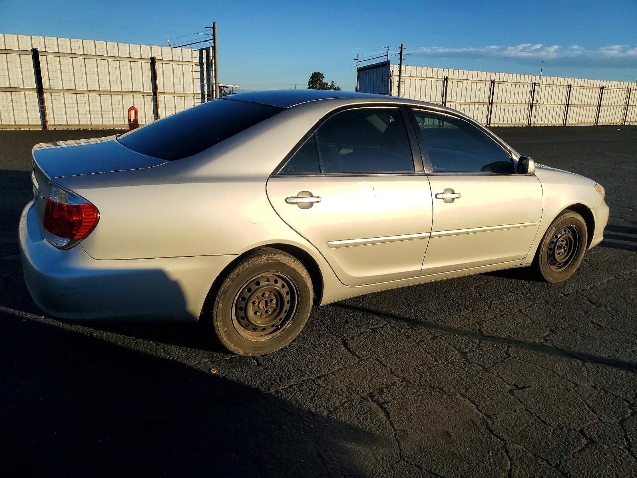 2005 TOYOTA CAMRY LE photo 3