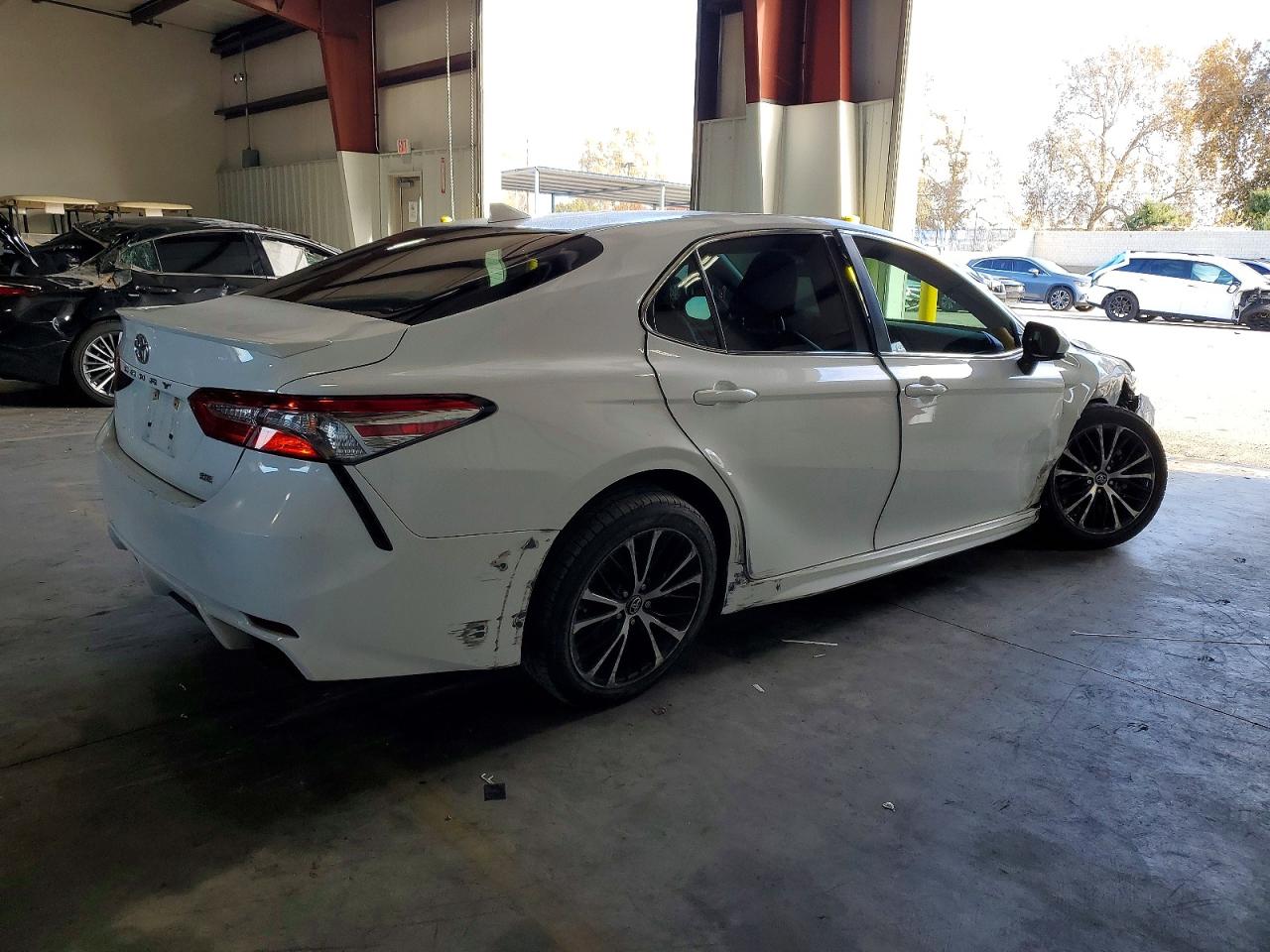 2019 TOYOTA CAMRY L photo 3