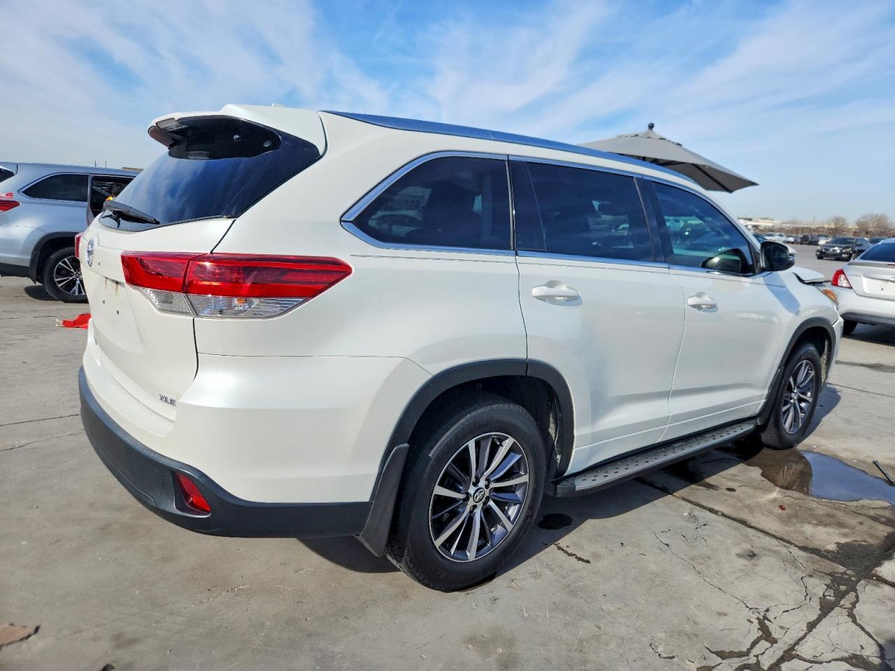 2017 TOYOTA HIGHLANDER XLE photo 3