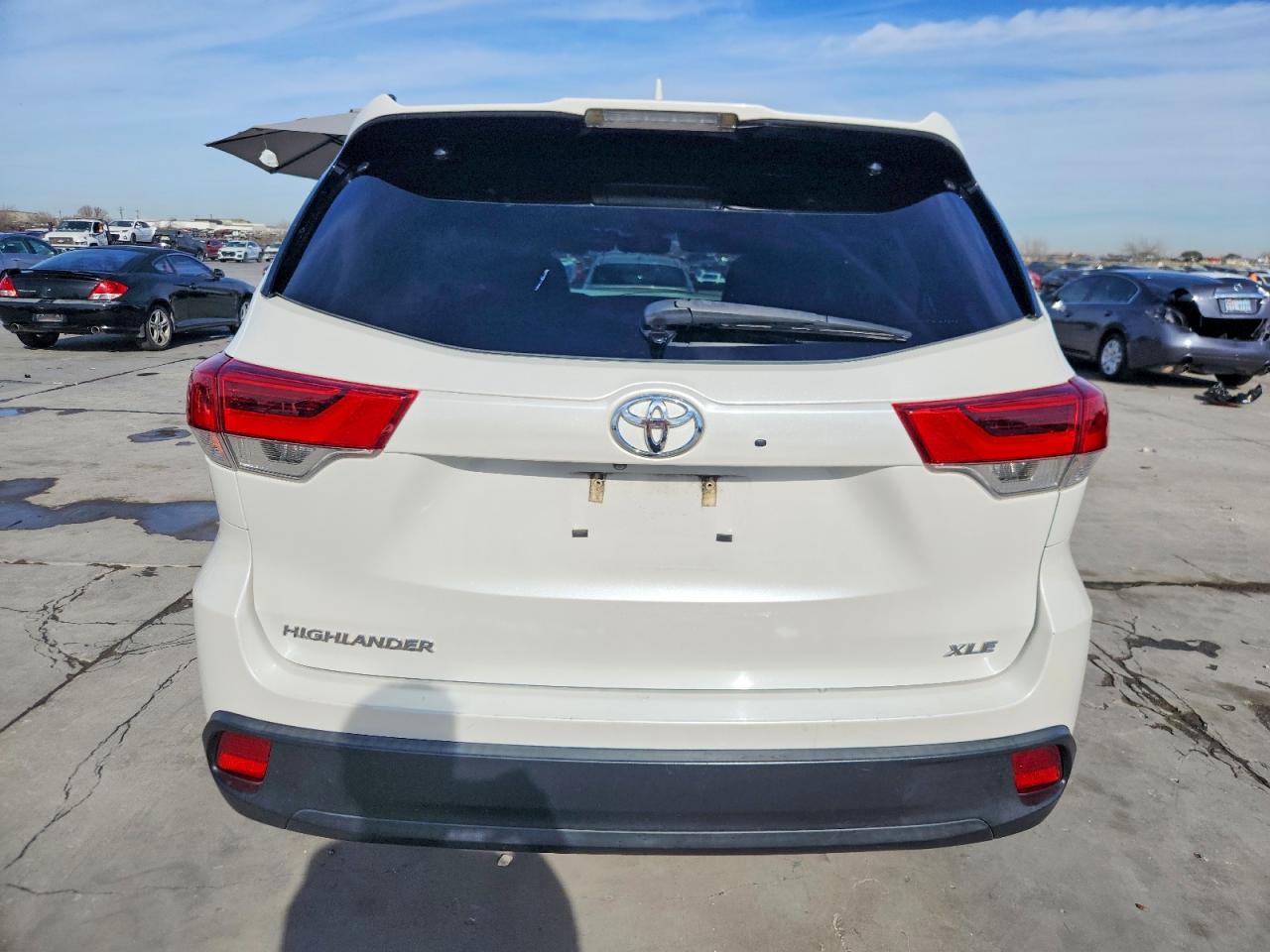 2017 TOYOTA HIGHLANDER XLE photo 6