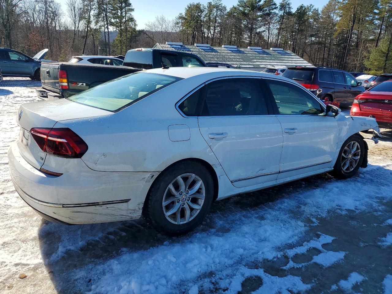 2017 VOLKSWAGEN PASSAT S photo 3