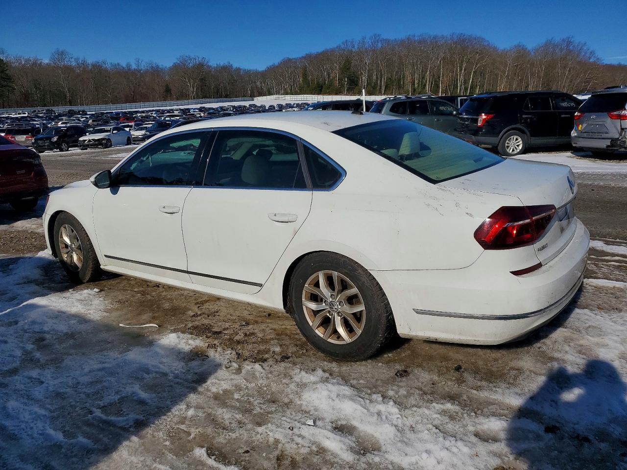 2017 VOLKSWAGEN PASSAT S photo 2